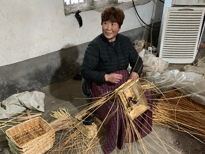 women-weaving-natural-basket-wholesale